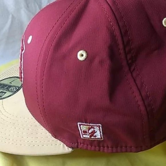 Univ. Washington Cougars Fitted Cap - Picture 2 of 4